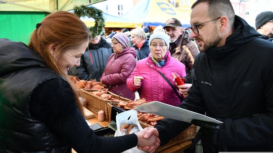 Krasnystaw. Na rynku miejskim świąteczny jarmark [GALERIA ZDJĘĆ]