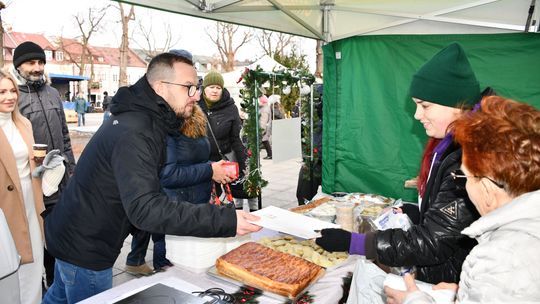 Krasnystaw. Na rynku miejskim świąteczny jarmark [GALERIA ZDJĘĆ]