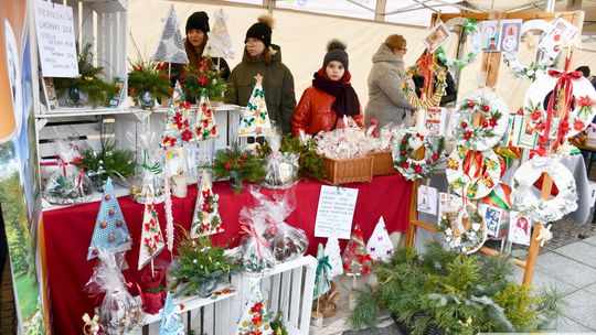 Krasnystaw. Na rynku miejskim świąteczny jarmark [GALERIA ZDJĘĆ]