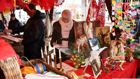 Krasnystaw. Na rynku miejskim świąteczny jarmark [GALERIA ZDJĘĆ]