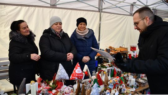Krasnystaw. Na rynku miejskim świąteczny jarmark [GALERIA ZDJĘĆ]
