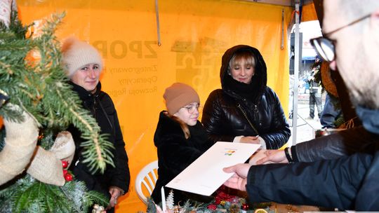 Krasnystaw. Na rynku miejskim świąteczny jarmark [GALERIA ZDJĘĆ]