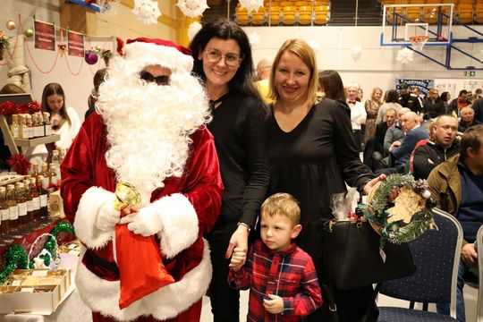 Gm. Leśniowice. III Jarmark Bożonarodzeniowy połączony z koncertem charytatywnym „Gramy dla Neli” [GALERIA ZDJĘĆ]