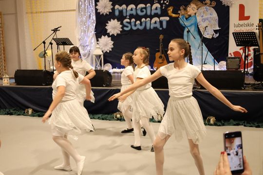 Gm. Leśniowice. III Jarmark Bożonarodzeniowy połączony z koncertem charytatywnym „Gramy dla Neli” [GALERIA ZDJĘĆ]