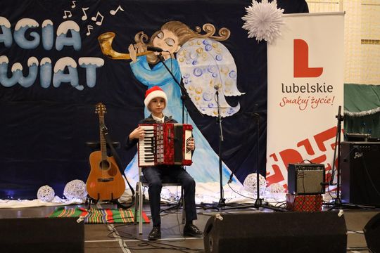 Gm. Leśniowice. III Jarmark Bożonarodzeniowy połączony z koncertem charytatywnym „Gramy dla Neli” [GALERIA ZDJĘĆ]