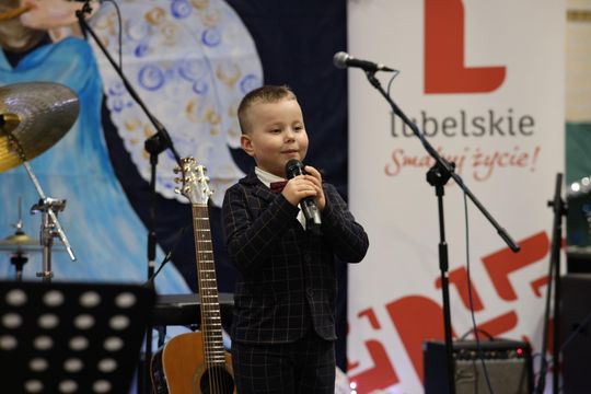 Gm. Leśniowice. III Jarmark Bożonarodzeniowy połączony z koncertem charytatywnym „Gramy dla Neli” [GALERIA ZDJĘĆ]