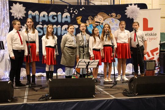 Gm. Leśniowice. III Jarmark Bożonarodzeniowy połączony z koncertem charytatywnym „Gramy dla Neli” [GALERIA ZDJĘĆ]