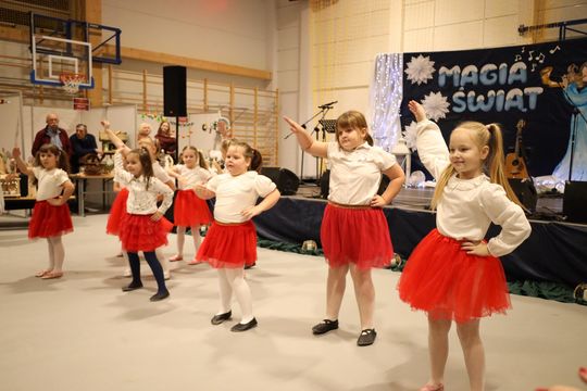 Gm. Leśniowice. III Jarmark Bożonarodzeniowy połączony z koncertem charytatywnym „Gramy dla Neli” [GALERIA ZDJĘĆ]