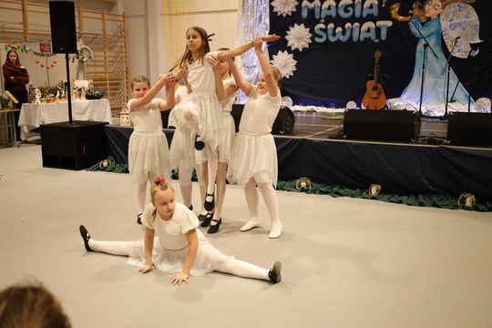 Gm. Leśniowice. III Jarmark Bożonarodzeniowy połączony z koncertem charytatywnym „Gramy dla Neli” [GALERIA ZDJĘĆ]