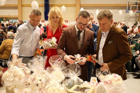 Gm. Leśniowice. III Jarmark Bożonarodzeniowy połączony z koncertem charytatywnym „Gramy dla Neli” [GALERIA ZDJĘĆ]