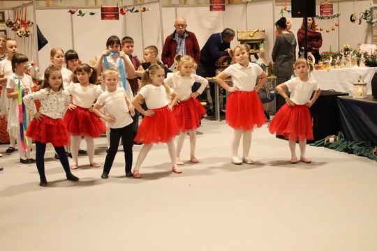 Gm. Leśniowice. III Jarmark Bożonarodzeniowy połączony z koncertem charytatywnym „Gramy dla Neli” [GALERIA ZDJĘĆ]