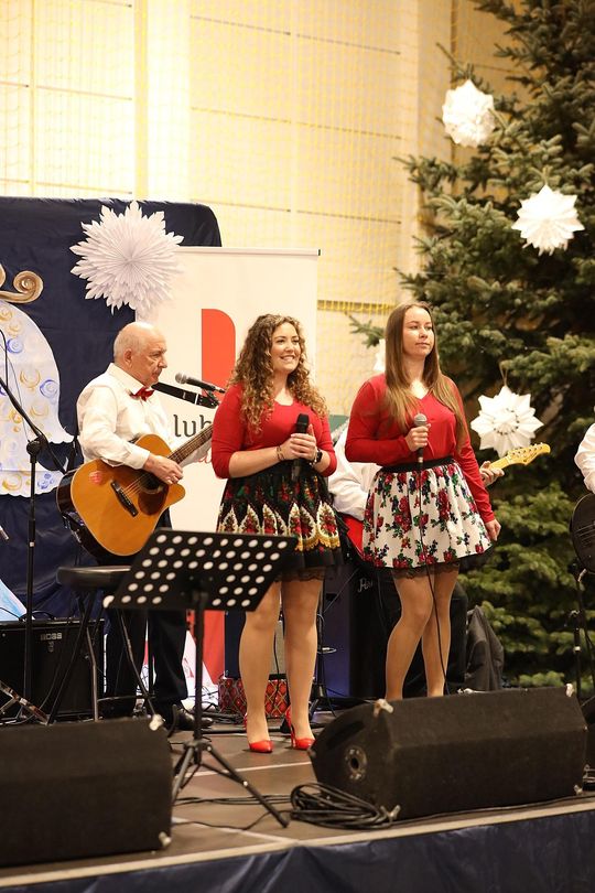 Gm. Leśniowice. III Jarmark Bożonarodzeniowy połączony z koncertem charytatywnym „Gramy dla Neli” [GALERIA ZDJĘĆ]