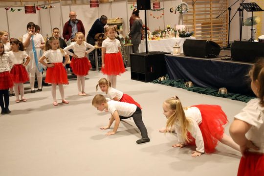 Gm. Leśniowice. III Jarmark Bożonarodzeniowy połączony z koncertem charytatywnym „Gramy dla Neli” [GALERIA ZDJĘĆ]