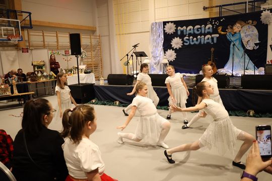 Gm. Leśniowice. III Jarmark Bożonarodzeniowy połączony z koncertem charytatywnym „Gramy dla Neli” [GALERIA ZDJĘĆ]