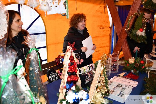 Krasnystaw. Na rynku miejskim świąteczny jarmark [GALERIA ZDJĘĆ]