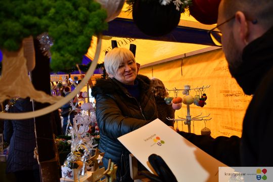 Krasnystaw. Na rynku miejskim świąteczny jarmark [GALERIA ZDJĘĆ]