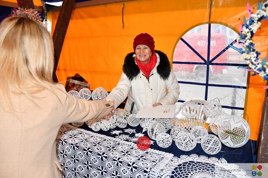 Krasnystaw. Na rynku miejskim świąteczny jarmark [GALERIA ZDJĘĆ]