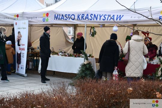 Krasnystaw. Na rynku miejskim świąteczny jarmark [GALERIA ZDJĘĆ]