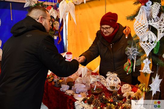 Krasnystaw. Na rynku miejskim świąteczny jarmark [GALERIA ZDJĘĆ]