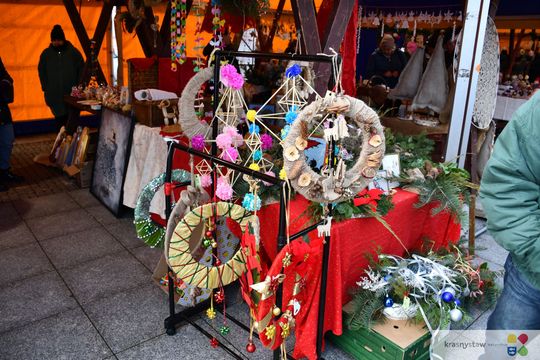 Krasnystaw. Na rynku miejskim świąteczny jarmark [GALERIA ZDJĘĆ]