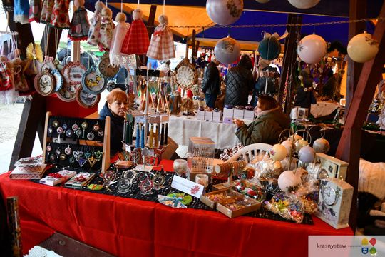 Krasnystaw. Na rynku miejskim świąteczny jarmark [GALERIA ZDJĘĆ]