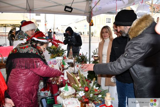 Krasnystaw. Na rynku miejskim świąteczny jarmark [GALERIA ZDJĘĆ]