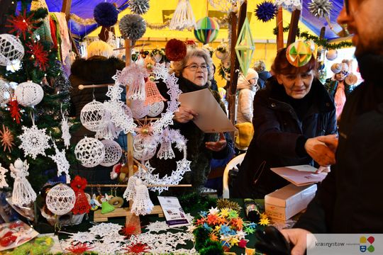 Krasnystaw. Na rynku miejskim świąteczny jarmark [GALERIA ZDJĘĆ]
