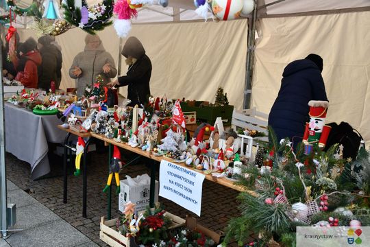 Krasnystaw. Na rynku miejskim świąteczny jarmark [GALERIA ZDJĘĆ]