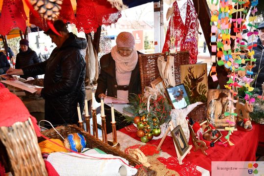 Krasnystaw. Na rynku miejskim świąteczny jarmark [GALERIA ZDJĘĆ]