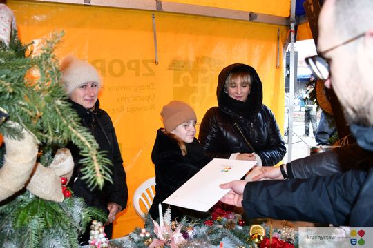 Krasnystaw. Na rynku miejskim świąteczny jarmark [GALERIA ZDJĘĆ]