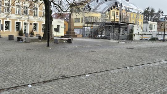 Chełm. Brudny poranek w centrum miasta w pierwszy dzień świąt Bożego Narodzenia [GALERIA ZDJĘĆ]