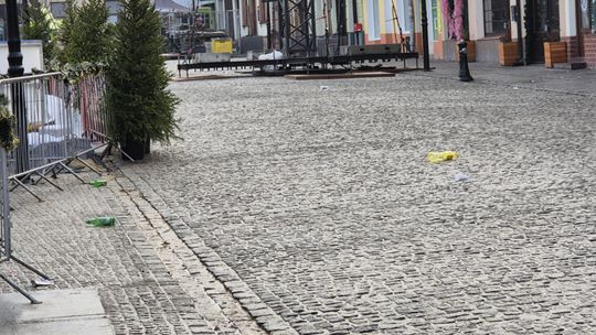 Chełm. Brudny poranek w centrum miasta w pierwszy dzień świąt Bożego Narodzenia [GALERIA ZDJĘĆ]