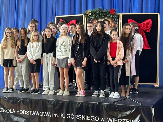 Spotkanie świąteczne w Szkole Podstawowej w Wierzbicy  [GALERIA ZDJĘĆ]