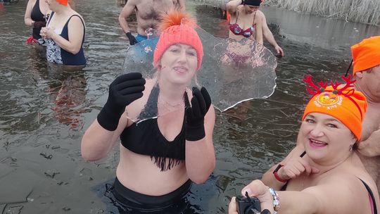 Klub Morsów - Krasnostawskie Karpie podczas świątecznej kąpieli [GALERIA ZDJĘĆ]