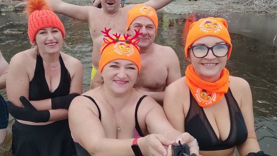 Klub Morsów - Krasnostawskie Karpie podczas świątecznej kąpieli [GALERIA ZDJĘĆ]