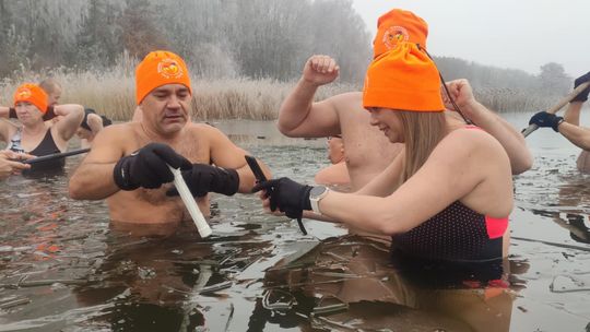 Klub Morsów - Krasnostawskie Karpie podczas świątecznej kąpieli [GALERIA ZDJĘĆ]