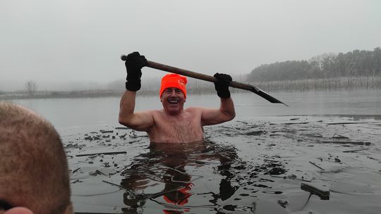 Klub Morsów - Krasnostawskie Karpie podczas świątecznej kąpieli [GALERIA ZDJĘĆ]