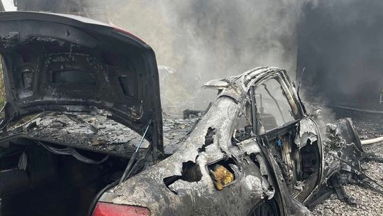 Auto stanęło w płomieniach. Palił się też garaż. Wezwano 6 zastępów strażaków [ZDJĘCIA]