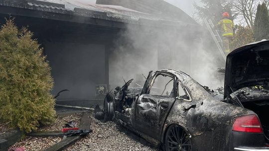 Auto stanęło w płomieniach. Palił się też garaż. Wezwano 6 zastępów strażaków [ZDJĘCIA]