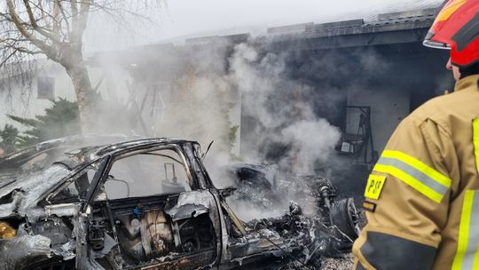 Auto stanęło w płomieniach. Palił się też garaż. Wezwano 6 zastępów strażaków [ZDJĘCIA]