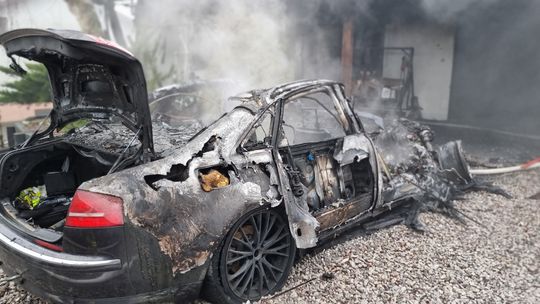 Auto stanęło w płomieniach. Palił się też garaż. Wezwano 6 zastępów strażaków [ZDJĘCIA]