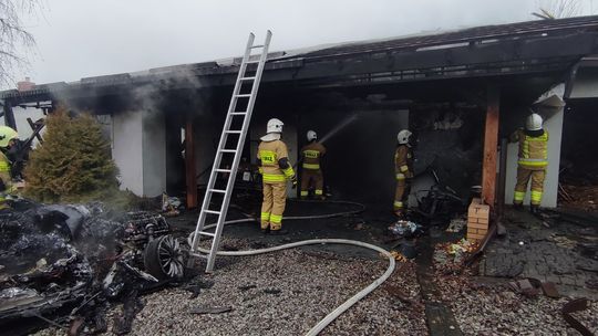Auto stanęło w płomieniach. Palił się też garaż. Wezwano 6 zastępów strażaków [ZDJĘCIA]