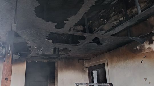 Auto stanęło w płomieniach. Palił się też garaż. Wezwano 6 zastępów strażaków [ZDJĘCIA]