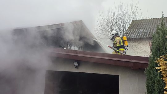Auto stanęło w płomieniach. Palił się też garaż. Wezwano 6 zastępów strażaków [ZDJĘCIA]