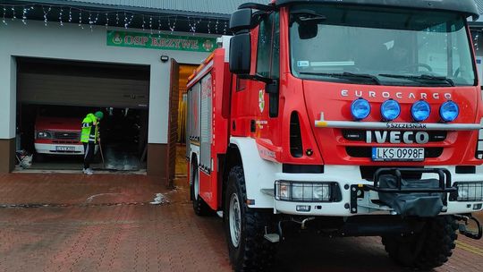 Auto stanęło w płomieniach. Palił się też garaż. Wezwano 6 zastępów strażaków [ZDJĘCIA]