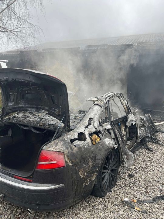 Auto stanęło w płomieniach. Palił się też garaż. Wezwano 6 zastępów strażaków [ZDJĘCIA]