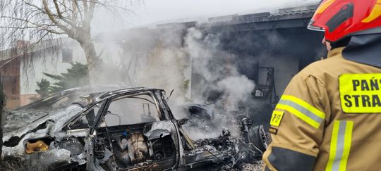 Auto stanęło w płomieniach. Palił się też garaż. Wezwano 6 zastępów strażaków [ZDJĘCIA]
