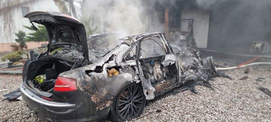 Auto stanęło w płomieniach. Palił się też garaż. Wezwano 6 zastępów strażaków [ZDJĘCIA]