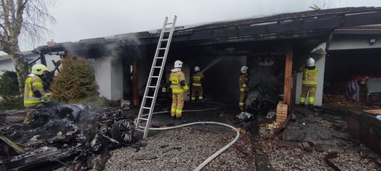 Auto stanęło w płomieniach. Palił się też garaż. Wezwano 6 zastępów strażaków [ZDJĘCIA]