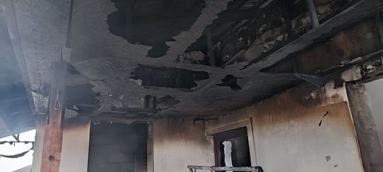 Auto stanęło w płomieniach. Palił się też garaż. Wezwano 6 zastępów strażaków [ZDJĘCIA]